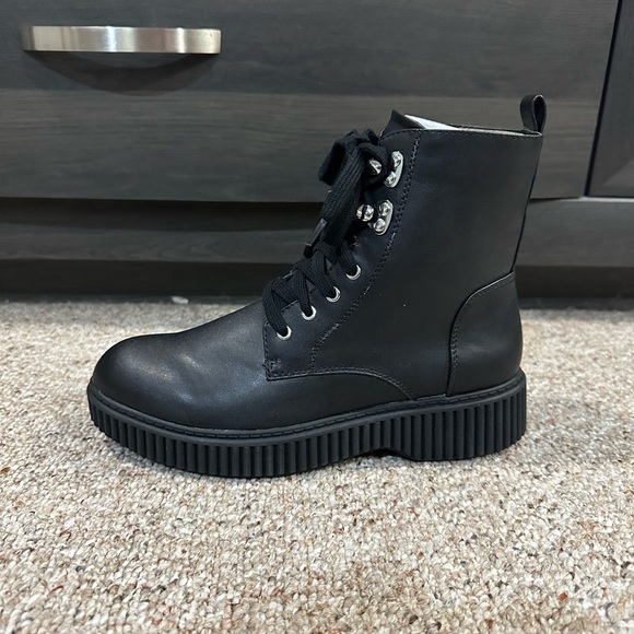 NEW Le Chateau Ankle Boots - Picture 1 of 9